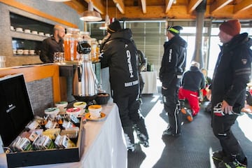 Miembros de los equipos de competición desayunando antes de la competición.