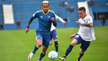 MON01. MONTEVIDEO (URUGUAY), 23/07/2016.- Th&eacute;o Bongonda (i) del equipo espa&ntilde;ol Real Club Celta de Vigo disputa el bal&oacute;n ante Brian Lozano (d) del Club Nacional de Footbal de Uruguay durante un torneo amistoso de LaLiga World Cup 2016 en el estadio Gran Parque Central de Montevideo (Uruguay) hoy, s&aacute;bado 23 de julio de 2016. EFE/CARLOS LEBRATO