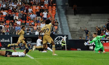 Jugada del gol de Samuel Lino que el VAR anula por mano de Marcos André.