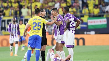 CÁDIZ, 19/05/2023. Los jugadores del Valladolid protestan por el penalti durante el encuentro correspondiente a la jornada 35 de primera división disputado hoy viernes en el estadio Nuevo Mirandilla, en Cádiz. EFE/Román Ríos.