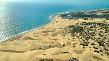 Playa de gran extensión con una increíble arena fina y dorada, y al abrigo de las corrientes oceánicas con suaves temperaturas que hacen posible visitarla en cualquier época del año. Un paraje de lo más increíble ya que está rodeado de las famosas dunas de Maspalomas, en el sur de la isla de Gran Canaria. Es otro de los puntos más turísticos y conocidos del archipiélago canario. 