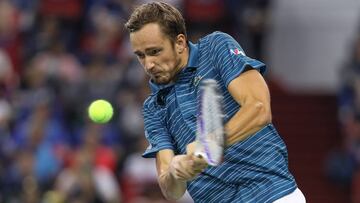 Daniil Medvedev devuelve una bola a Alexander durante la final del Masters 1.000 de Shanghái.