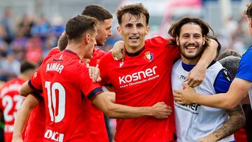 GETAFE (C.A. DE MADRID), 05/10/2024.- El delantero croata del Osuna Ante Budimir celebra el gol marcado ante el Getafe que ha supuesto el 1-1 en el marcador durante el partido correspondiente a la novena jornada de LaLiga EA Sports disputado esta tarde en el Estadio Coliseum de Getafe. EFE/Sergio Pérez