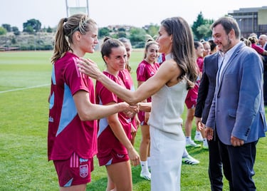 Doña Letizia se detiene a charlar con Irene Paredes y el resto de jugadoras tras el entrenamiento.