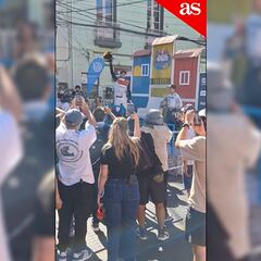 Acaba de terminar segundo en el Valparaíso Cerro Abajo y esto es lo primero que hace tras bajar del podio