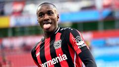 Moussa Diaby, jugador del Bayer Leverkusen, celebra un gol.