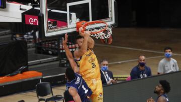 Matt Costello, p&iacute;vot del Herbalife Gran Canaria, realiza un mate ante el MoraBanc Andorra.