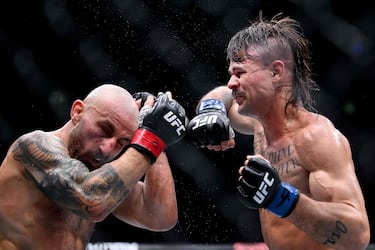 Alexander Volkanovski y Diego Lopes durante el Ultimate Fighting Championship (UFC) 325 en el Qudos Bank Arena de Sídney.