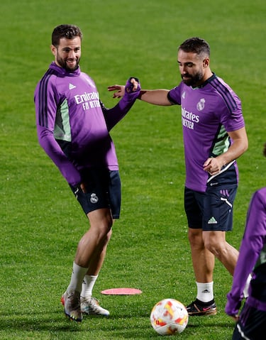 Nacho y Carvajal durante uno de los rondos del entrenamiento del equipo.