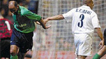 <B>TODOS SOLIDARIOS.</b> El deportivista Manuel Pablo y el madridista Roberto Carlos durante el partido de ayer.