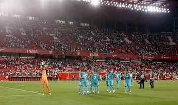 Los jugadores del Real Madrid celebran la victoria tras finalizar el encuentro.