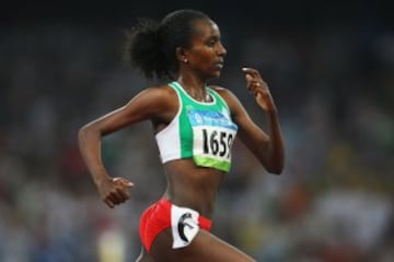 Tirunesh Dibaba en la carrera que le dio su r¨¦cord mundial de los 5.000 metros lisos.