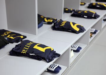 Las camisetas del Real Madrid colocadas antes del inicio del encuentro.