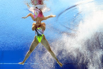 El Mundial de natación dejó esta curiosa imagen en la quinta jornada de competición. Las serbias Sofia Dzipkovic y Jelena Kontic, durante su actuación en la final técnica de dúo de natación artística, en el Complejo Alfred Hajos de Budapest.