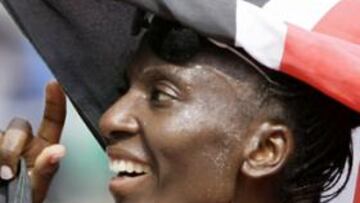<b>HACE HISTORIA.</b> La atleta keniana se convierte en la primera en ganar dos veces el oro del maratón en unos mundiales.
