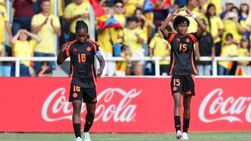 AMDEP7092. CALI (COLOMBIA), 15/09/2024.- Karla Torres (d) de Colombia celebra su gol junto a Linda Caicedo este domingo, en un partido de los cuartos de final de la Copa Mundial Femenina sub-20 entre las selecciones de Países Bajos y Colombia en el estadio Pascual Guerrero en Cali (Colombia). EFE/ Ernesto Guzmán Jr.