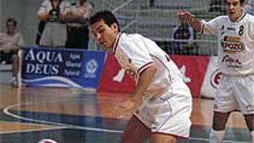 <b>DECEPCIONANTE PARTIDO.</B> Pascual mira el balón en un mal partido.