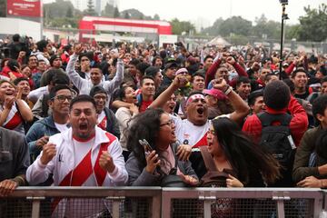 En Lima, capital de Perú, seguidores celebran el gol de Guerrero.