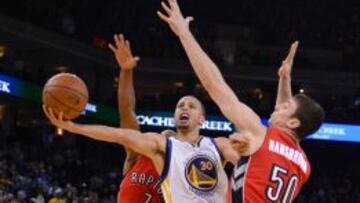 Stephen Curry en acción ante los Raptors.