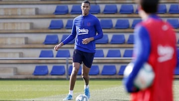 Mbuyamba entrenando con el primer equipo del Barcelona.