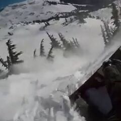 Sufre una avalancha al practicar snowboard, la graba y sobrevive