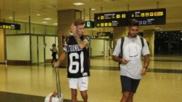 Samu Castillejo y Samuel Garc&iacute;a, a su llegada a Valencia.