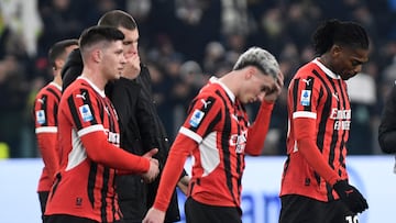 Soccer Football - Serie A - Juventus v AC Milan - Allianz Stadium, Turin, Italy - January 18, 2025 AC Milan's Rafael Leao and his team mates look dejected at the end of the match REUTERS/Massimo Pinca