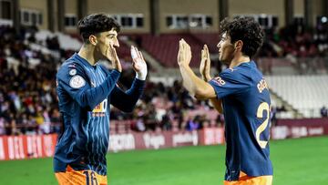 Diego López y Pablo Gozálbez, celebran el 0-2, durante el partido de la primera eliminatoria de la Copa del Rey entre la Unión Deportiva Logroñés y el Valencia.