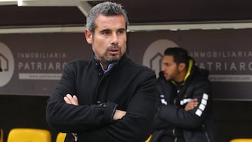 El entrenador de San Luis, Miguel Ramirez, durante el partido de primera division contra U. de Concepcion en el estadio Lucio Faria de Quillota, Chile.