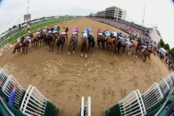 Una carambola del destino hizo que ?Rich Strike? acabase ganando en la madrugada del domingo d赤a 9 el Kentucky
Derby, la carrera m芍s importante de EE UU. El caballo no figuraba entre los participantes iniciales, pero cubri車 la
baja a 迆ltima hora de ?Ethereal Road?. ?Rich Strike? era el menos jugado de la carrera, claro, pero gan車. Pag車 80-1.