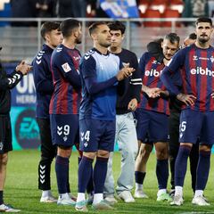 Desbandada en el Eibar: ¡10 jugadores más dejan el club!