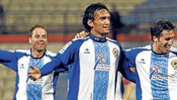 <b>NÚMEROS DE ASPIRANTE. </b>Javier Farinós, Abel Aguilar y Sendoa celebran un tanto conseguido por Andrija Delibasic en el estadio Rico Pérez.