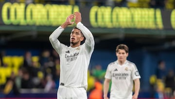 VILLARREAL (CASTELLÓN), 15/03/2025.- El centrocampista inglés del Real Madrid, Jude Bellingham, celebra la victoria de su equipo a la finalización del encuentro correspondiente a la jornada 28 de Laliga Ea Sports que han disputado hoy sábado Villarreal y Real Madrid en el Estadio de La Cerámica, en Villarreal. EFE/ANDREU ESTEBAN