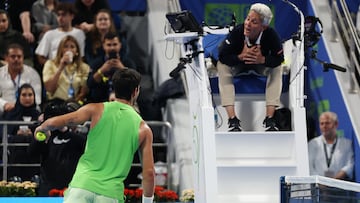 Carlos Alcaraz habla con Marija Cacik en su partido contra Karen Khachanov.