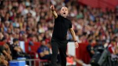 Paco López, entrenador del Granada, dando instrucciones en la banda.