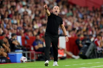 Paco López, entrenador del Granada, dando instrucciones en la banda.