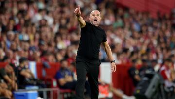 Paco López, entrenador del Granada, dando instrucciones en la banda.