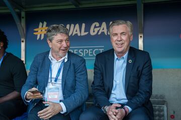 Carlo Ancelotti como entrenador del equipo de Los Amigos de Ronaldinho. 