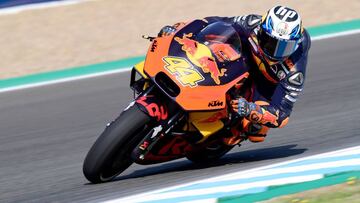 Red Bull KTM Factory Racing&#039;s Spanish rider Pol Espargaro rides during the first MotoGP free practice session of the Spanish Grand Prix at the Jerez racetrack in Jerez de la Frontera on May 4, 2018.  / AFP PHOTO / JAVIER SORIANO