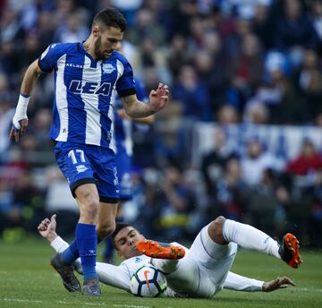 Pedraza trata de llevarse el balón ante Casemiro.