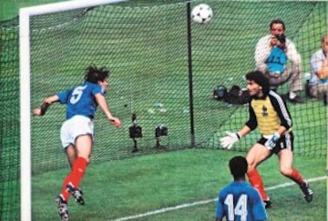 El sueño de España acabó en la final contra Francia. Arconada, que fue durante toda la Eurocopa el mejor de la Selección, falló en el primer gol de los franceses.
Ocasión clara de Santillana con el 0-0 en el marcador que Battison sacó de cabeza.