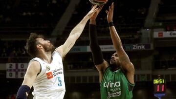 GRAF760. MADRID, 10/04/2018.- El alero del Real Madrid Rudy Fern&aacute;ndez (i) lucha con el escolta estadounidense del Divina Seguros Joventut Patrick Richard en partido de liga ACB que se disputa esta noche en el Wizinc Center, en Madrid. EFE/Kiko Huesca