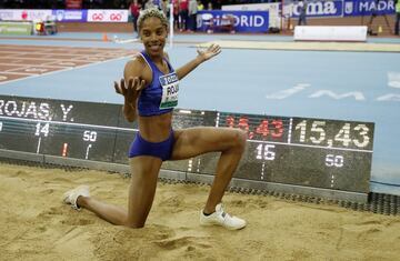 El año en el atletismo se vio condicionado por el aplazamiento de los Juegos, pero pese a ello, hubo tiempo para grandes momentos. En febrero, la venezolana Yulimar Rojas dio tres brincos espectaculares en Madrid, que le llevaron a 15,43 metros, mejor marca en pista cubierta de la historia del triple salto. El sueco Armand Duplantis, con 21 años, saltó varias veces por encima de los 6 metros, batió la plusmarca mundial en indoor (6,18 en Glasgow) y saltó más que nadie al aire libre (6,15 en Roma). 