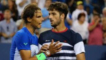 Rafa Nadal felicita a Feliciano L&oacute;pez por su victoria en Cincinnati.