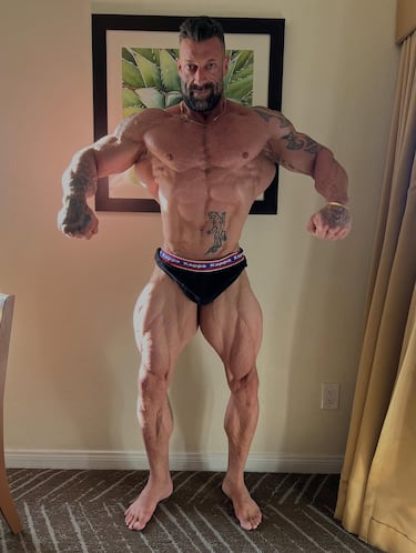 Compite en la categoría Classic Physique, aunque en el pasado ha competido también en Culturismo (Open). Empezó a entrenar desde los 16 o 17 años y estuvo metido en deportes de contacto y atletismo, pero se centró en el culturismo a los 17 o 18 años. Ganó el campeonato "Despertaferro" en la categoría de Culturismo.