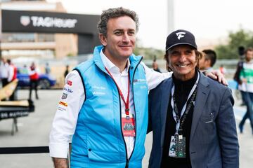 El CEO de la Fórmula E Alejandro Agag posa con el ex piloto Emerson Fittipaldi antes del inicio de carrera. 