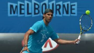 MUCHO CALOR. Rafa Nadal se entrena en Australia bajo temperaturas altas y fuerte humedad.