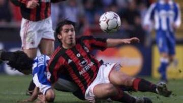 PELEA. Valerón pugna con un balón con Gattuso.