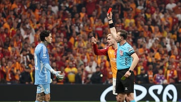 Ederson pierde el control