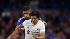 Mat&iacute;as Fern&aacute;ndez defiende la pelota en el duelo ante Chelsea. 